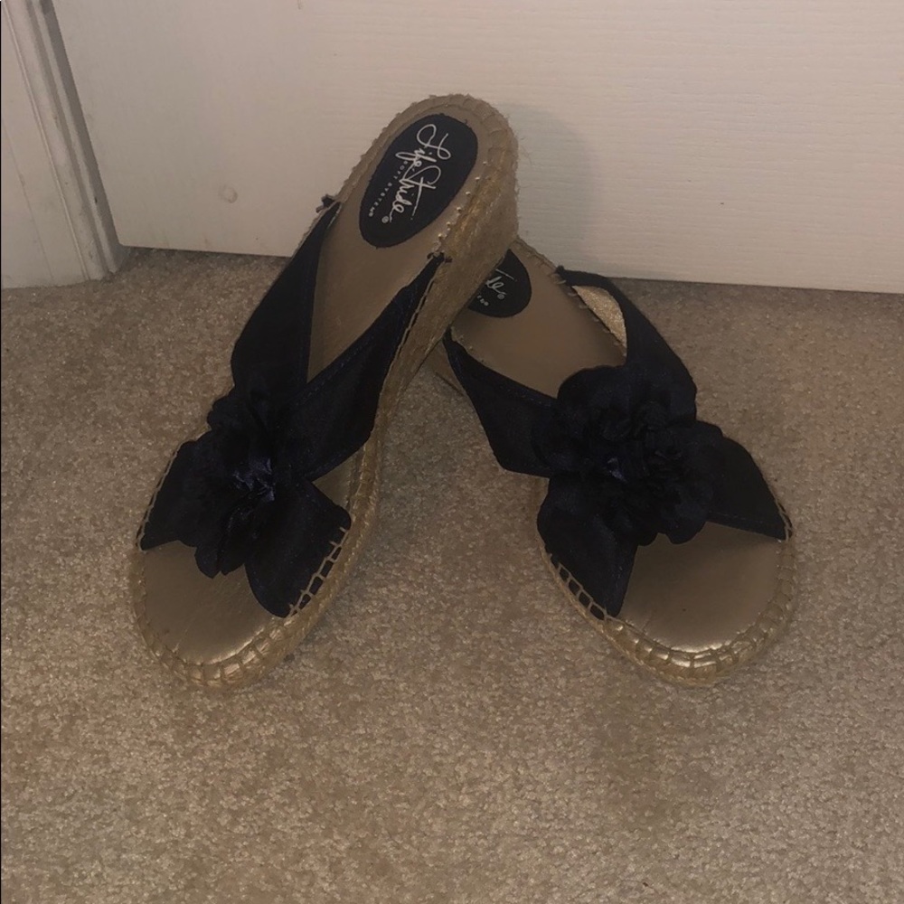 navy heels